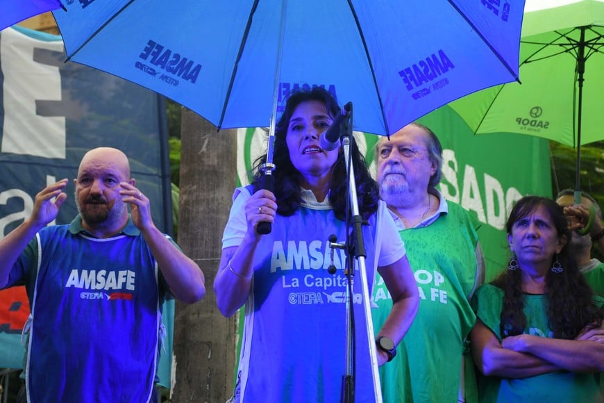 Los dirigentes sindicales de la docencia santafesina hablaron sobre la medida de fuerza. Foto: Manuel Fabatía