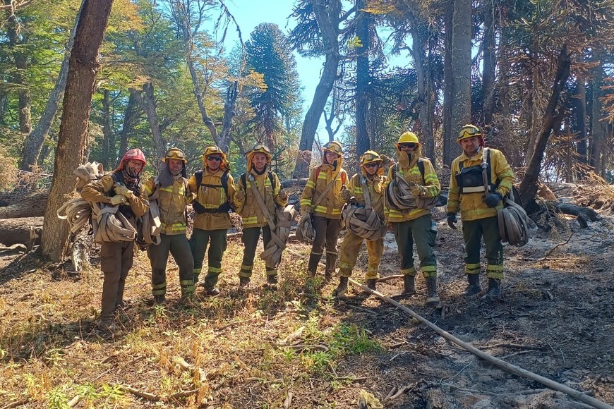 Juliana Arellano, bombera de Coronda. Detrás de ella, la gran superficie que debieron atender con su brigada.