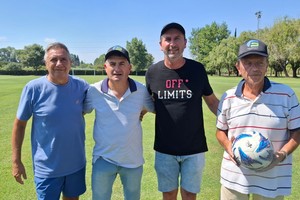 Integrantes de la organización del torneo junto a la Comisión Directiva del Complejo Don Yaco. Miguel Gesuelli, Ezequiel Re, Darío Weglin y Emilo Yacunissi. Gentileza; Luciano Giusti