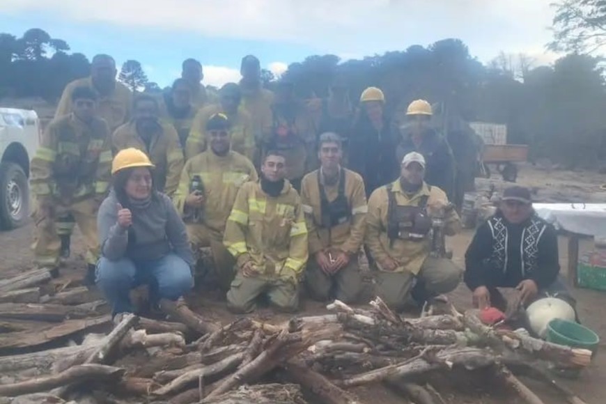 Juliana Arellano, bombera de Coronda. Detrás de ella, la gran superficie que debieron atender con su brigada.