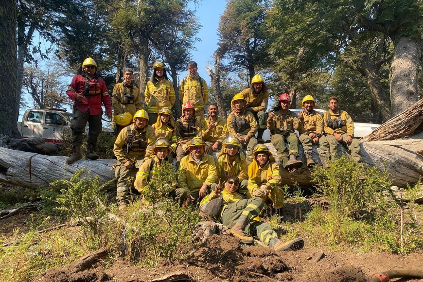 Juliana Arellano, bombera de Coronda. Detrás de ella, la gran superficie que debieron atender con su brigada.