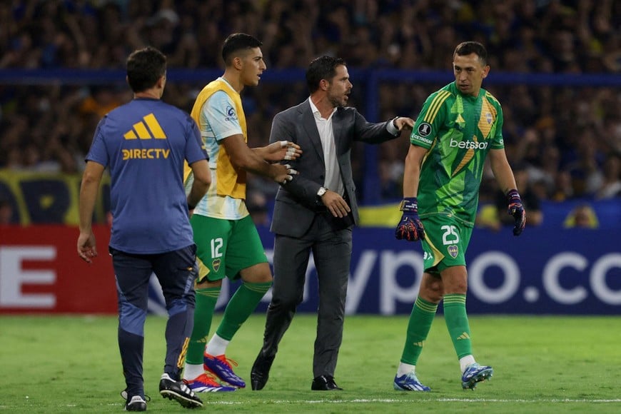 Soccer Football - Copa Libertadores - Qualifying round - Second leg - Boca Juniors v Alianza Lima - Estadio La Bombonera, Buenos Aires, Argentina - February 25, 2025
Boca Juniors' Agustin Marchesin with Boca Juniors coach Fernando Gago during a stoppage of the match due to clashes on the pitch REUTERS/Gonzalo Colini