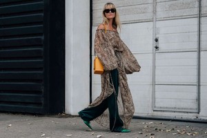 Detalles sofisticados que reinventan un clásico de la moda.