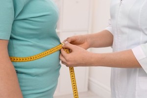 La obesidad afecta a la salud con múltiples consecuencias: aumento en la presión arterial, apnea del sueño, diabetes tipo II y algunos tipos de cánceres.