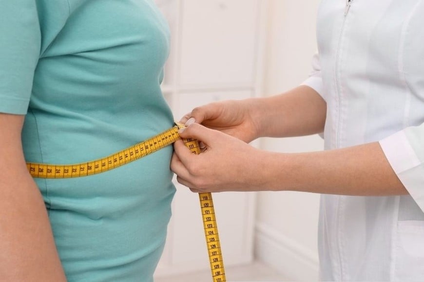 La obesidad afecta a la salud con múltiples consecuencias: aumento en la presión arterial, apnea del sueño, diabetes tipo II y algunos tipos de cánceres.