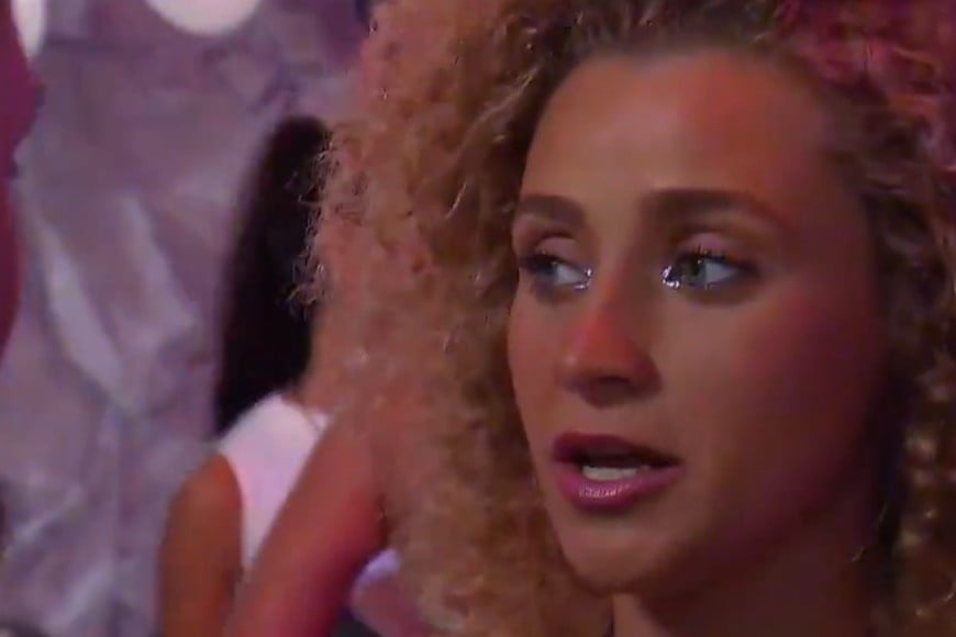 Lourdes reaccionó de inmediato y se acomodó la prenda en cuestión de segundos.