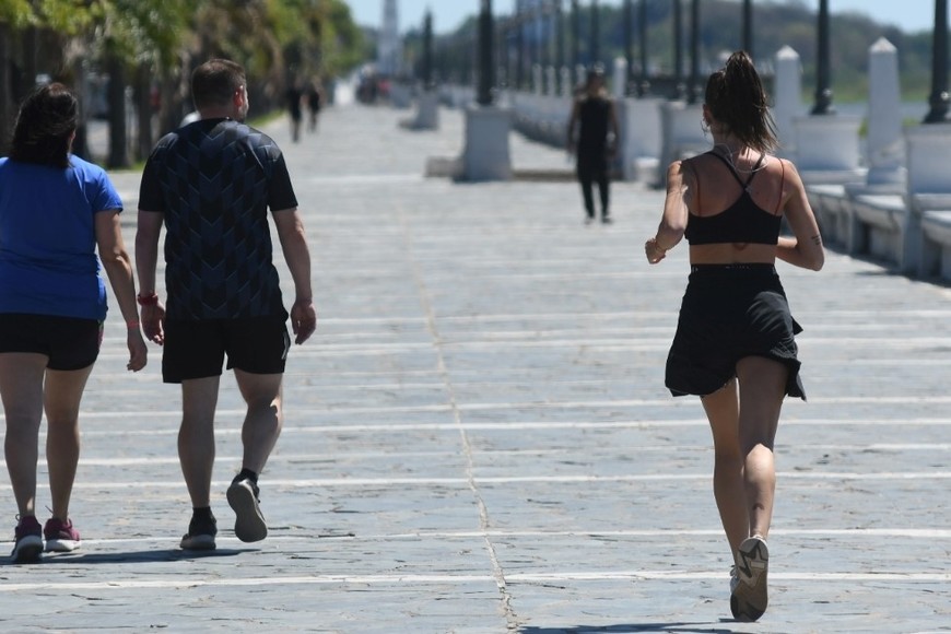 Ejercicio, nutrición responsable, atender la salud mental y horarios de sueño saludables son las recomendaciones de los especialistas. Foto: Mauricio Garín