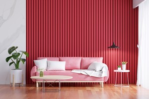 Un sofá en tono cereza puede convertirse en el foco de la habitación.