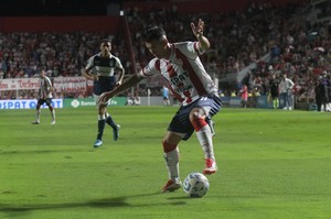 Noche lluviosa de fútbol en el 15 de Abril. Crédito: El Litoral