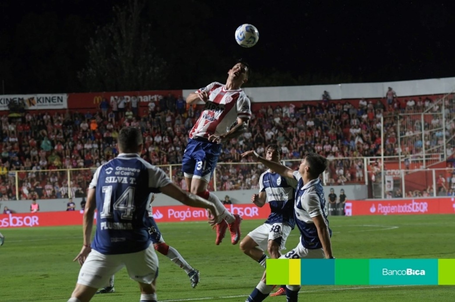 Galería Bica: Unión vs Gimnasia.  Créditos: Manuel Fabatia