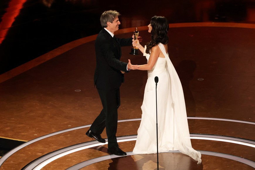 Penelope Cruz presents Walter Salles with the Oscar for Best International Feature Film for "I'm Still Here" during the Oscars show at the 97th Academy Awards in Hollywood, Los Angeles, California, U.S., March 2, 2025. REUTERS/Carlos Barria