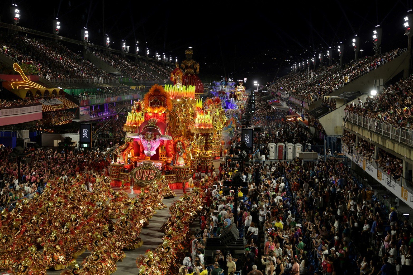 A puro show en la noche del domingo y madrugada del lunes.
