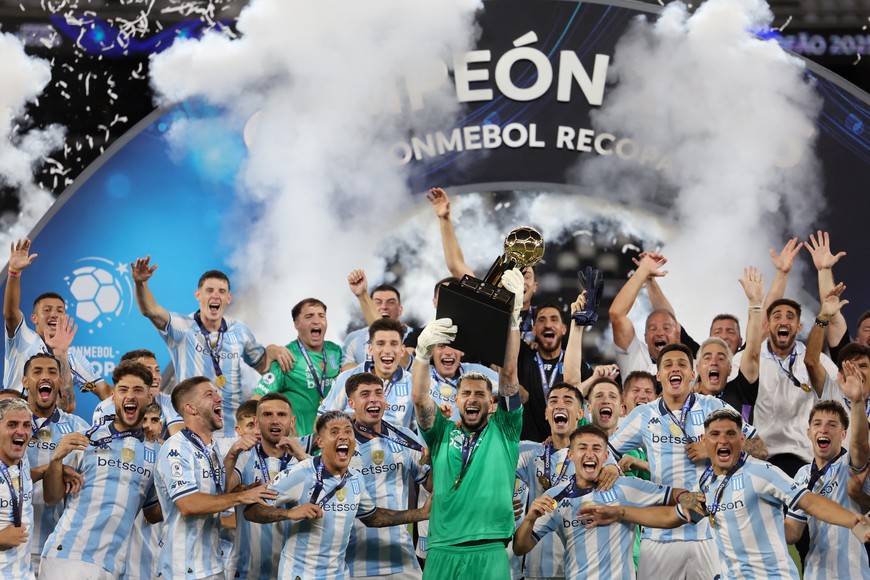 Soccer Football - Recopa Sudamericana - Second Leg - Botafogo v Racing Club - Estadio Nilton Santos, Rio de Janeiro, Brazil - February 27, 2025 
Racing Club's Gabriel Arias celebrates with the trophy and teammates after winning the Recopa Sudamericana REUTERS/Pilar Olivares