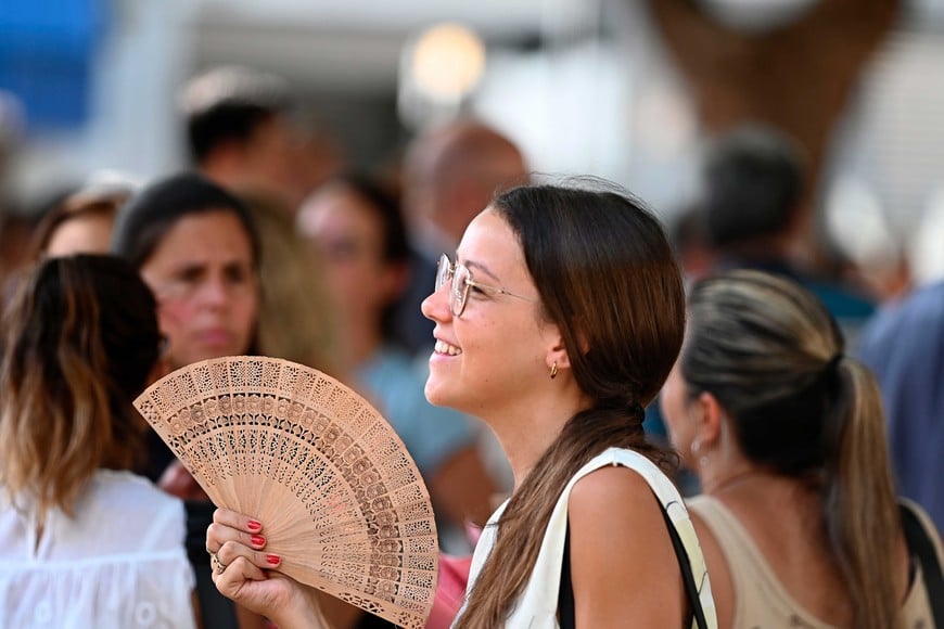 No hay abanico que resista a tanto calor. Foto: El Litoral / Mauricio Garín