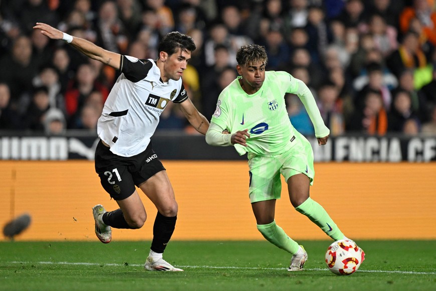 Soccer Football - Copa del Rey - Quarter Final - Valencia v FC Barcelona - Estadio de Mestalla, Valencia, Spain - February 6, 2025
FC Barcelona's Lamine Yamal in action with Valencia's Jesus Vazquez REUTERS/Pablo Morano