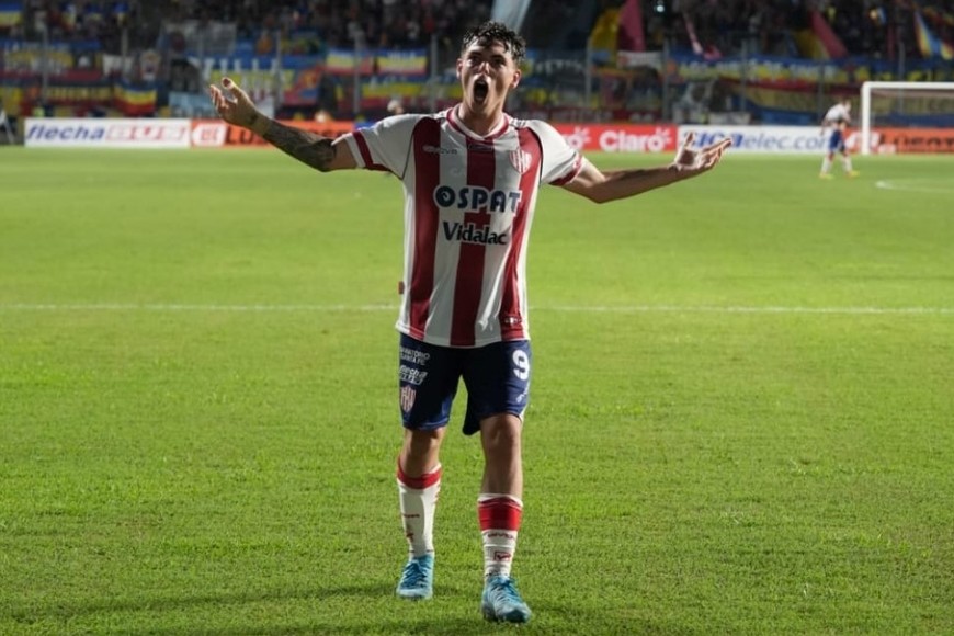 Dómina publicó un mensaje contundente junto a una foto besando el escudo