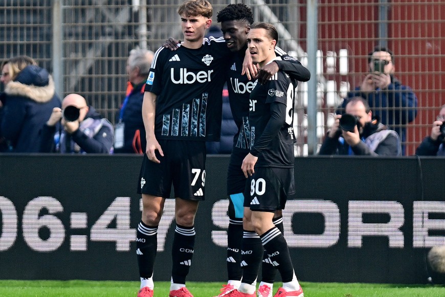 Soccer Football - Serie A - Como v Napoli - Stadio Giuseppe Sinigaglia, Como, Italy - February 23, 2025
Como's Assane Diao, Nico Paz and Maxence Caqueret celebrate their first goal, an own goal scored by Napoli's Amir Rrahmani REUTERS/Daniele Mascolo