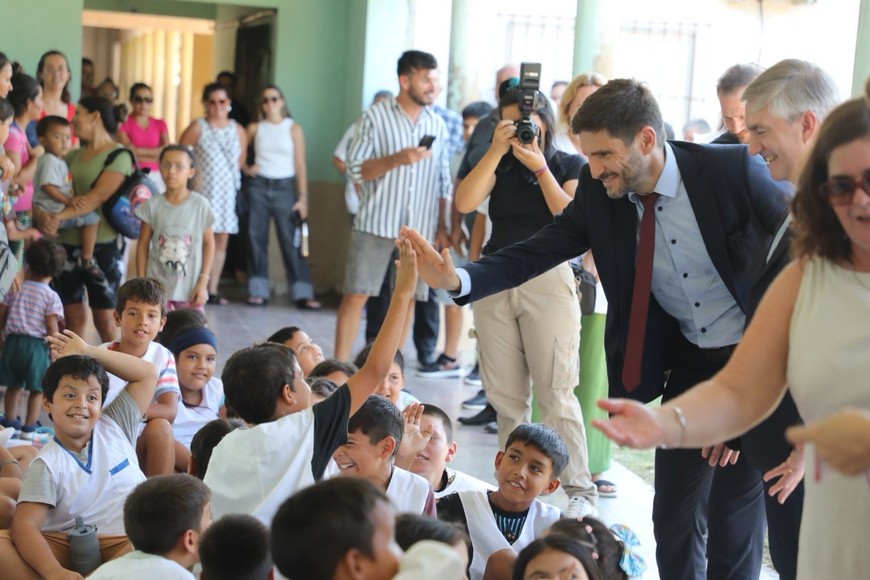 Además, se firmó un convenio para la finalización de la obra del comedor, cocina y anexos de la escuela Primaria N° 434 “Gabriela Mistral”, de Paraje Los Jacintos.