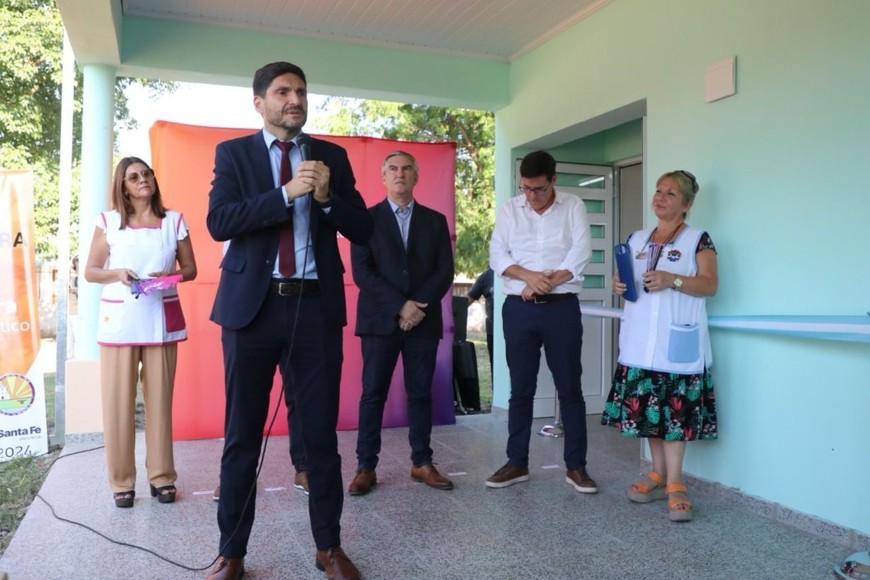 Además, se firmó un convenio para la finalización de la obra del comedor, cocina y anexos de la escuela Primaria N° 434 “Gabriela Mistral”, de Paraje Los Jacintos.