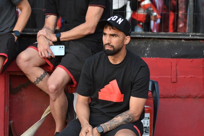 La historia sin fin. El paraguayo Alberto Espínola, observando un partido de Colón afuera de la cancha y lesionado. De todos los reclamos, es el que más le está costando a la dirigencia sabalera. Crédito: Manuel Fabatía