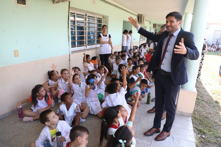 Además, se firmó un convenio para la finalización de la obra del comedor, cocina y anexos de la escuela Primaria N° 434 “Gabriela Mistral”, de Paraje Los Jacintos.