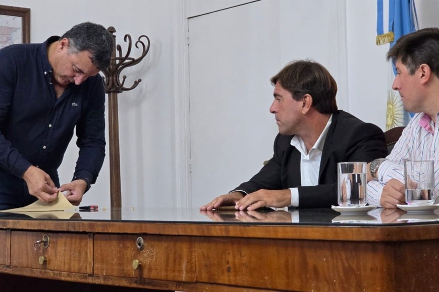 Participaron del acto el secretario de Administración del Ministerio, Guillermo Álvarez; el director de Arquitectura de la cartera sanitaria, Lisandro Vaccaro; y el diputado provincial, Marcelo González