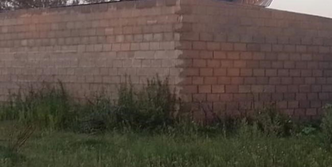 Un techo literalmente fue arrancado de cuajo por el fortísimo viento reinante. Crédito: Red San Genaro.