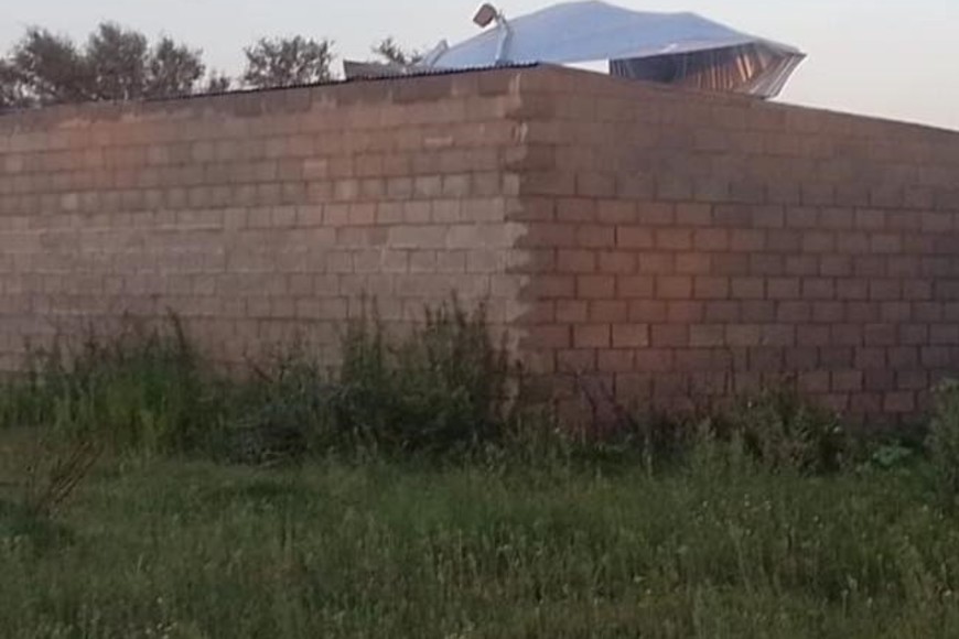 Un techo literalmente fue arrancado de cuajo por el fortísimo viento reinante. Crédito: Red San Genaro.