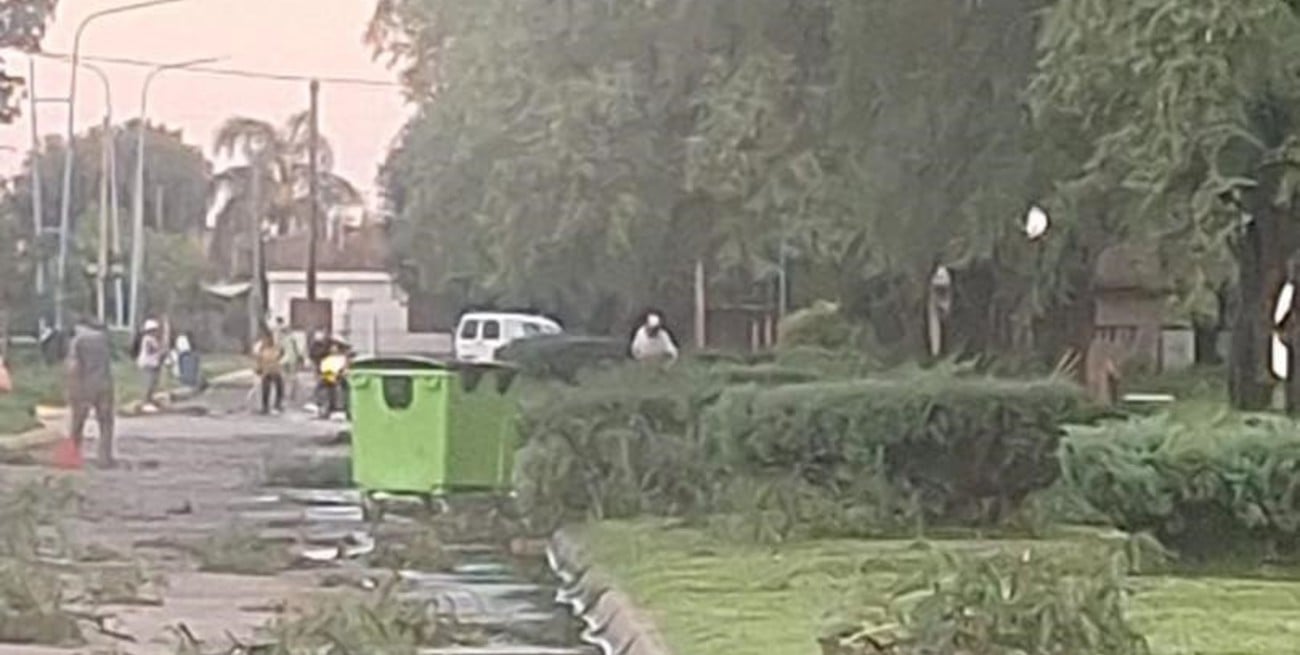 Un techo literalmente fue arrancado de cuajo por el fortísimo viento reinante. Crédito: Red San Genaro.