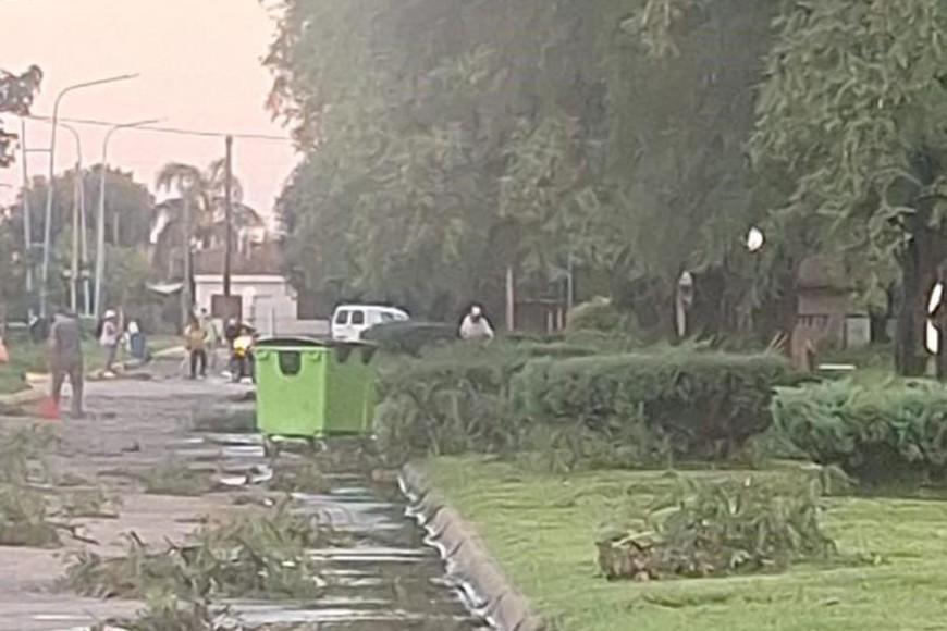 Un techo literalmente fue arrancado de cuajo por el fortísimo viento reinante. Crédito: Red San Genaro.