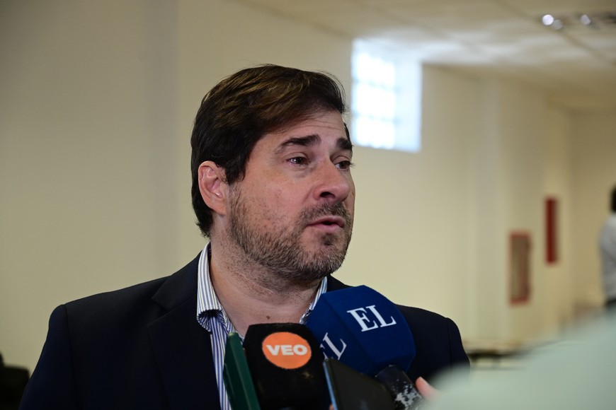 El volumen de candidaturas oficializadas en determinados distritos obligó a apelar a hojas de tamaños especiales para la confección de la boleta. Foto: Flavio Raina