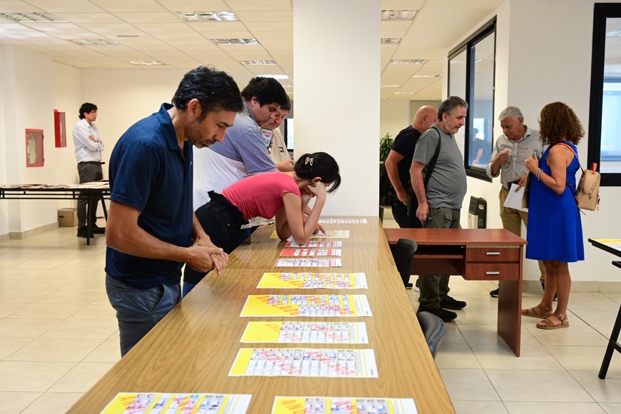 El volumen de candidaturas oficializadas en determinados distritos obligó a apelar a hojas de tamaños especiales para la confección de la boleta. Foto: Flavio Raina