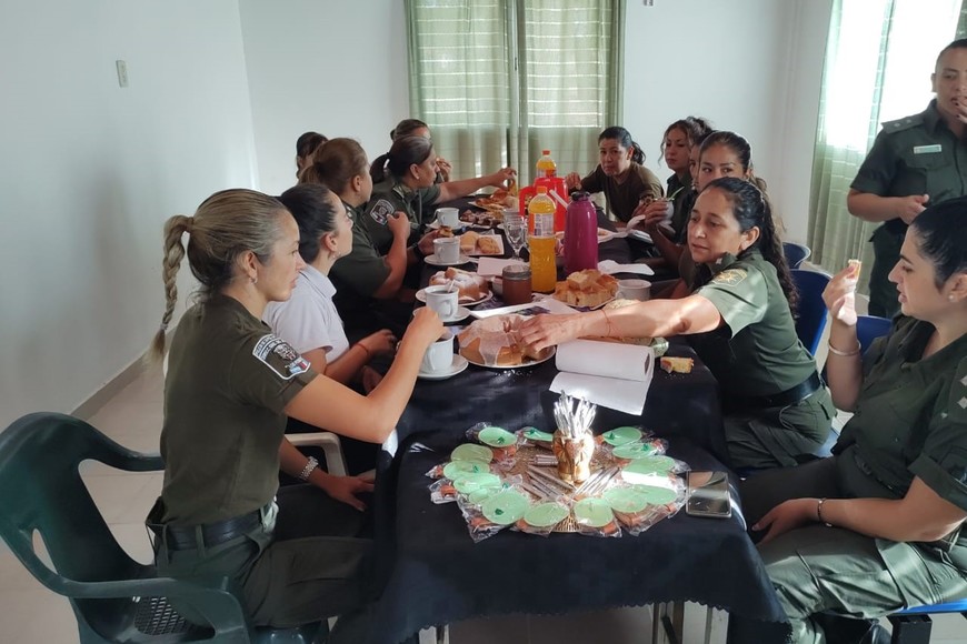 Hubo un agasajo y un ágape entre las empleadas de la fuerza de seguridad. Crédito: Silvia García.