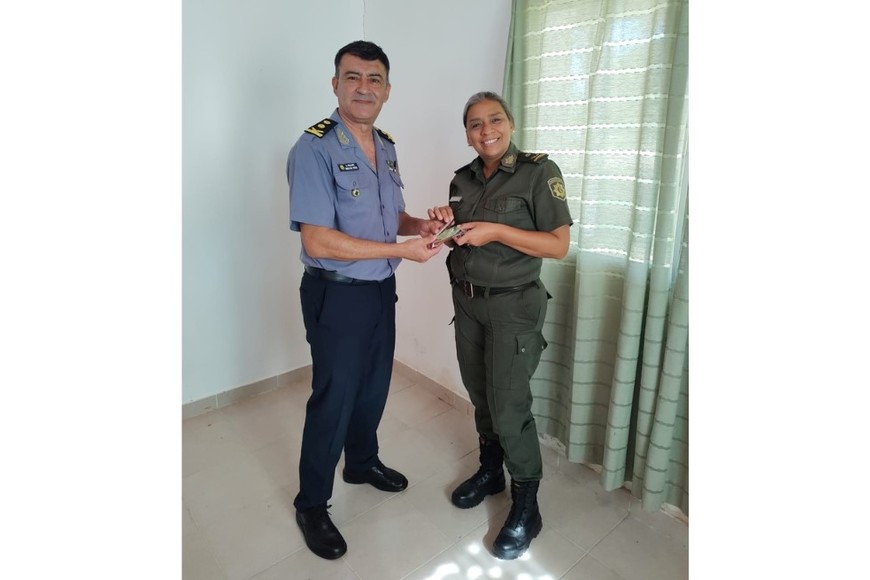 El jefe Adrián Roland, entregó reconocimientos a las mujeres policías de la dirección rural. Crédito: Silvia García.