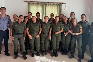 Las trabajadoras de Los Pumas, junto con la plana mayor, en el marco del homenaje y reconocimiento que recibieron. Crédito: Silvia García.