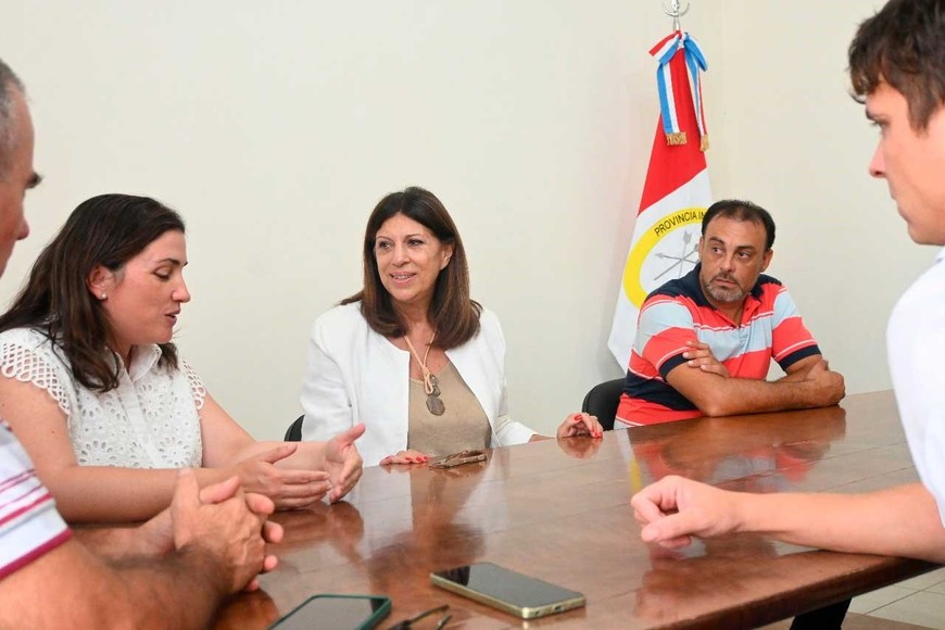 En San Javier, Clara García junto a Bruno Sellart mantuvieron una reunión de trabajo con la intendenta Maribel González.