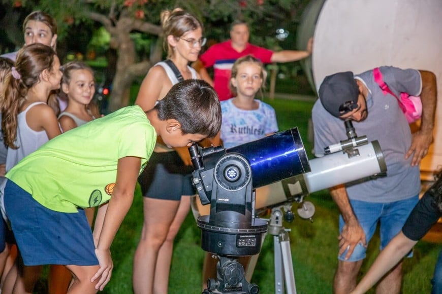 Los integrantes del CODE explicaron detalles y mencionaron curiosidades de las misiones espaciales y de la astronomía