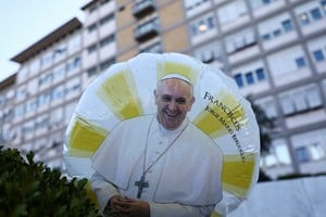 Una imagen de Francisco sobre un globo afuera del Hospital Gemelli, en Roma, donde el Papa se encuentra internado. 
 Foto: REUTERS / Yara Nardi.