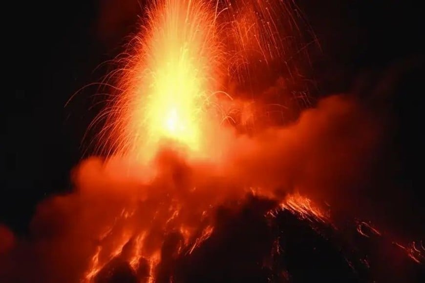 El volcán de Fuego en erupción visto desde Alotenango.