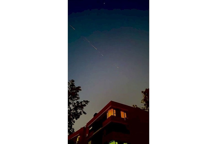 Las imágenes muestran un objeto luminoso cruzando el cielo con una estela brillante.