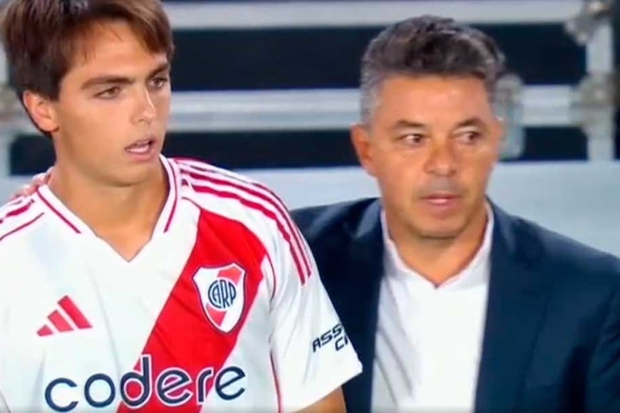 El momento del ingreso al campo de juego, con las indicaciones de Gallardo.