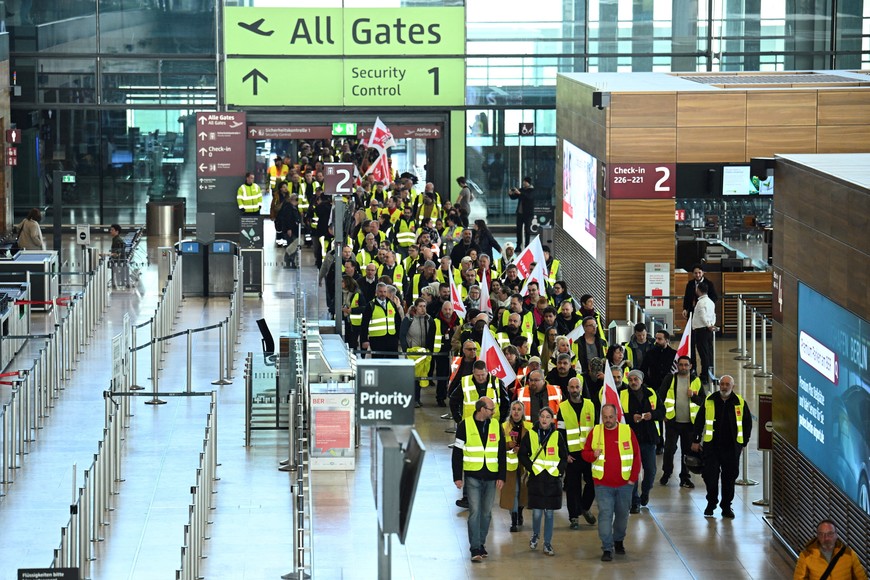 Airport workers demonstrate during a 24-hour strike at Berlin airport called by the German trade union Verdi over a wage dispute in Berlin, Germany March 10, 2025. REUTERS/Annegret Hilse     TPX IMAGES OF THE DAY