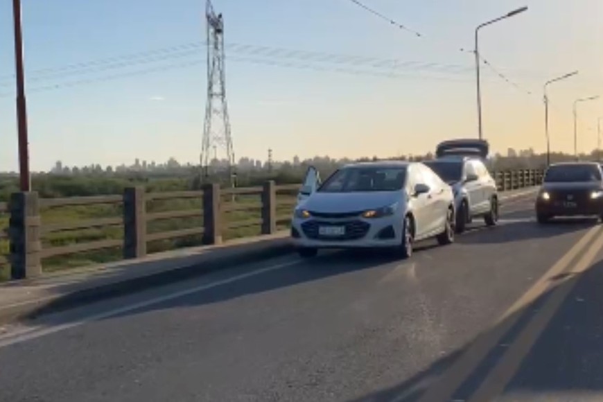 Los vehículos que protagonizaron el accidente y las complicaciones de la circulación. Crédito: El Litoral