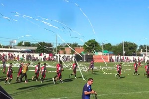 Tiraron un rollo de cinta de papel en un partido, impactó en un jugador y tuvieron que operarle un testículo