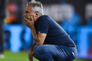 En la danza de nombres, el primero que asoma es el ex DT de Unión, Leonardo Carol Madelón.