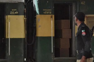 Un soldado pakistaní vigila un tren lleno de ataúdes en Baluchistán. Reuters.