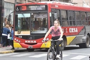 Las mujeres son quienes realizan la mayoría de los viajes asociados a tareas de cuidado. Foto: Agencia