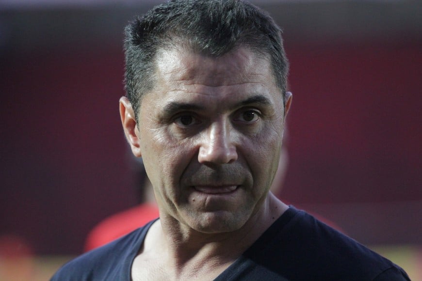 El "Torero" quiere al "20"...Iván Moreno, compañero de Esteban Oscar Fuertes en una cancha y hoy Director Deportivo, asume el desafío de acercar al goleador histórico que está en España. Por ahora, "Bichi" dice: "Veo muy lejana mi vuelta, mi etapa en Colón está cerrada". Crédito: Luis Cetraro