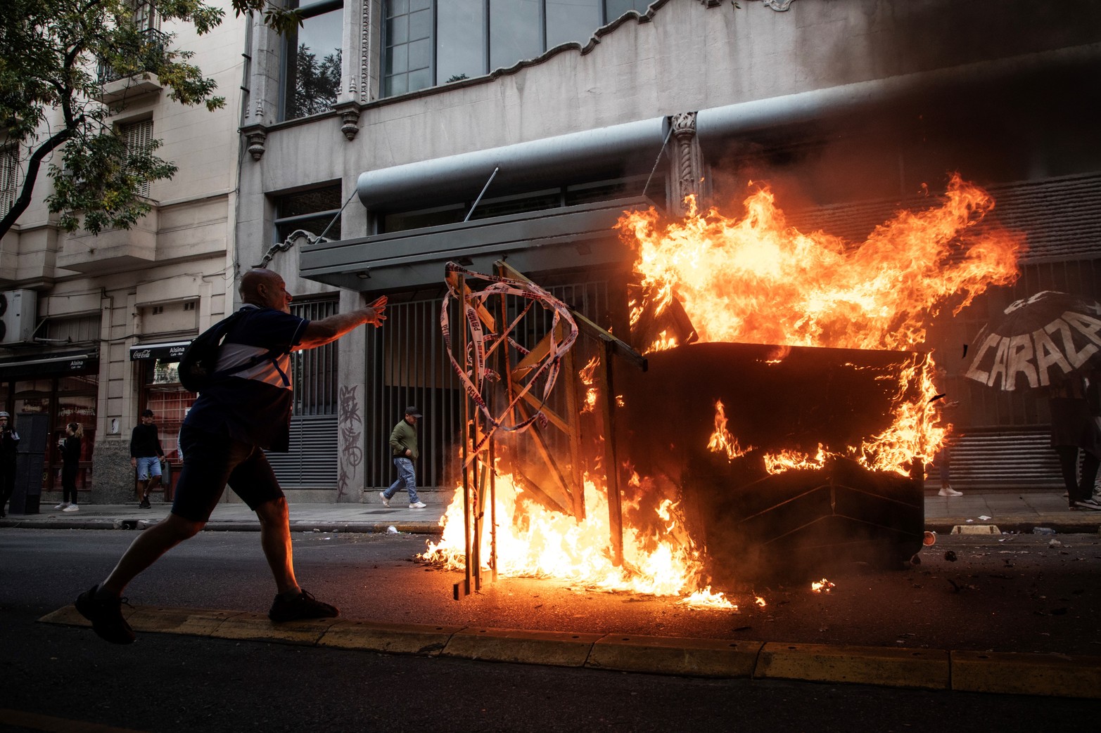 Fuego y tensión en las calles cercanas al Congreso