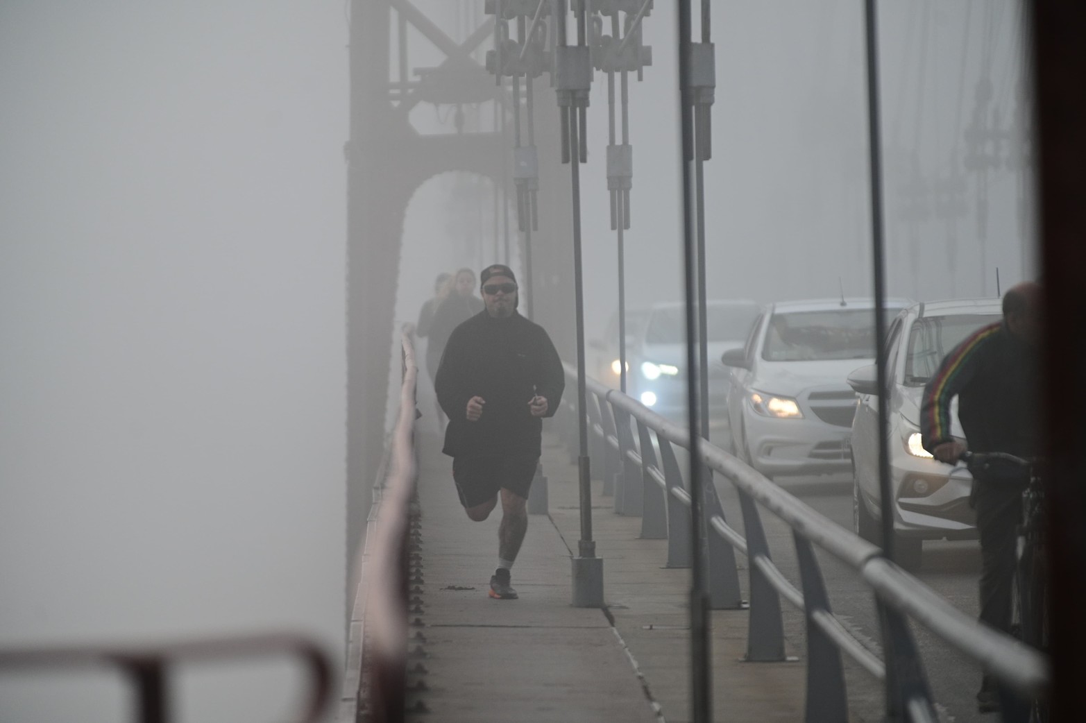 La niebla cubrió las calles santafesinas, principalmente la zona de la costanera y el Puente Colgante.